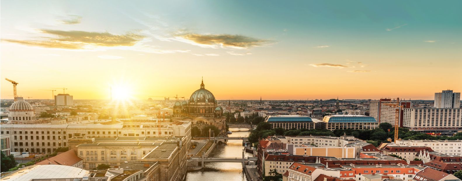 Berliner Aussicht von Berlin-Mitte bei einem Sonnenuntergang